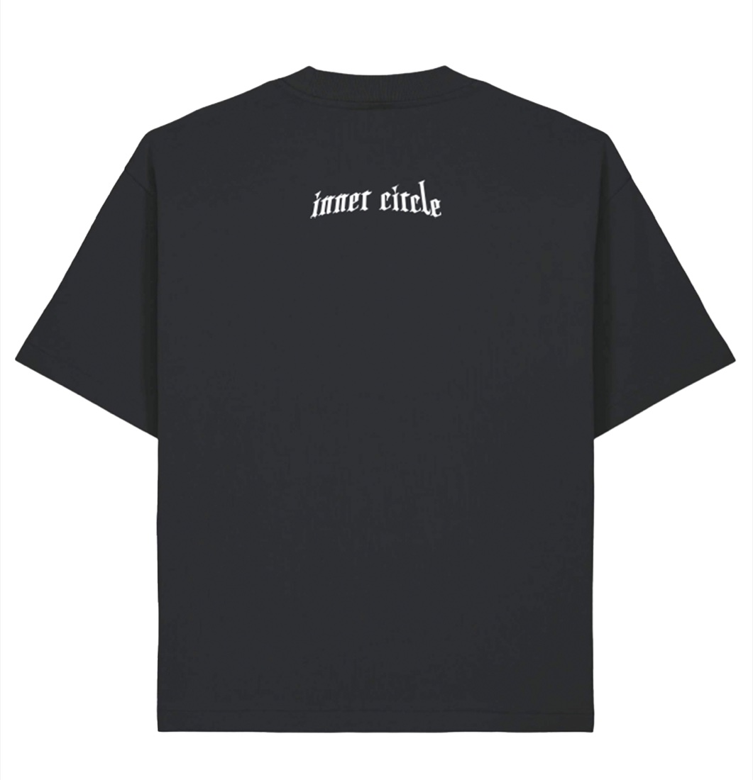 Justizia Front-Ansicht: kleines Blackletter-Wordmark auf der Brust