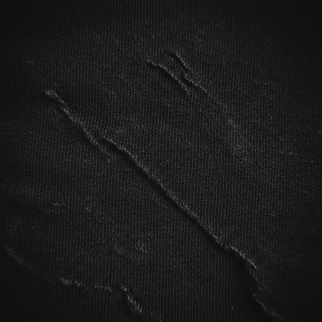 Stoff-Detail: schwerer, schwarz gewaschener Jersey in Nahaufnahme