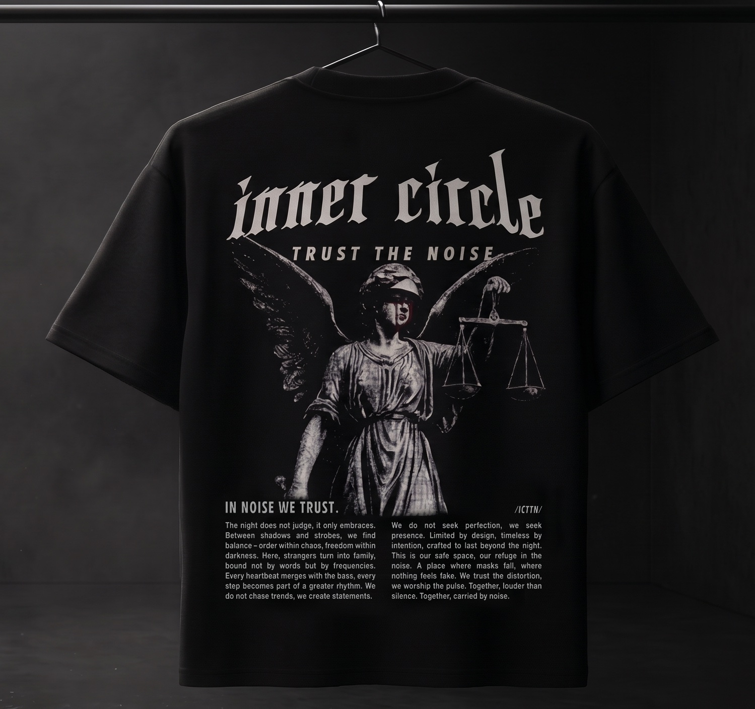 Justizia von hinten: schwarzes Oversize-Shirt mit Justitia-DTG-Druck, Blackletter-Schriftzug und Manifest-Text