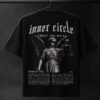Justizia von hinten: schwarzes Oversize-Shirt mit Justitia-DTG-Druck, Blackletter-Schriftzug und Manifest-Text