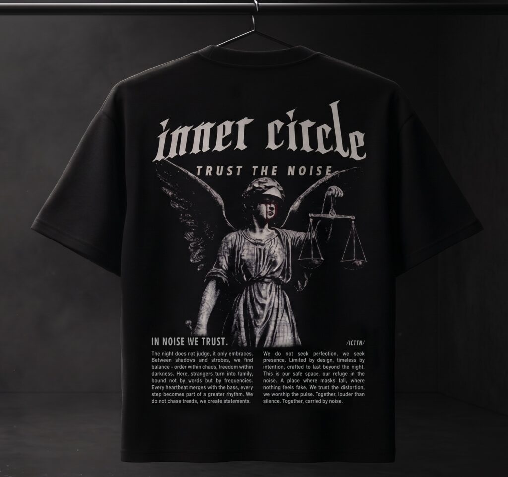 Justizia von hinten: schwarzes Oversize-Shirt mit Justitia-DTG-Druck und Manifest-Text