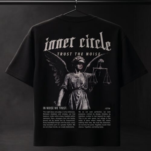 Justizia von hinten: schwarzes Oversize-Shirt mit Justitia-DTG-Druck, Blackletter-Schriftzug und Manifest-Text