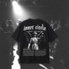 Justizia Oversize T-Shirt von hinten, Backprint mit Justitia-Motiv, im Spotlight ueber der Crowd