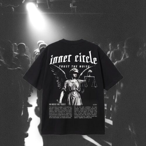Justizia Oversize T-Shirt von hinten, Backprint mit Justitia-Motiv, im Spotlight ueber der Crowd