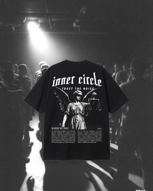 Justizia Oversize T-Shirt von hinten, Backprint mit Justitia-Motiv, im Spotlight ueber der Crowd
