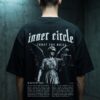 Justizia T-Shirt von hinten getragen, vollflaechiger Backprint mit Justitia und Manifest-Text