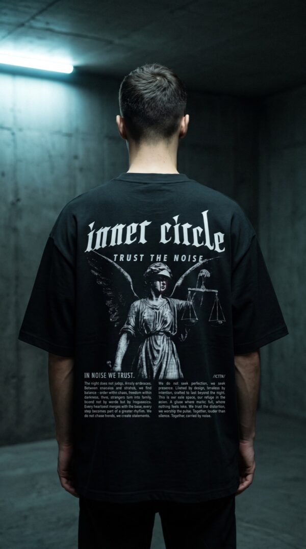 Justizia T-Shirt von hinten getragen, vollflaechiger Backprint mit Justitia und Manifest-Text