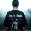 Justizia T-Shirt von hinten getragen, Backprint mit Justitia und Manifest-Text im Nebel