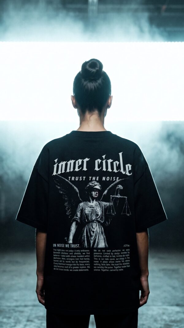 Justizia T-Shirt von hinten getragen, Backprint mit Justitia und Manifest-Text im Nebel