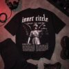 Justizia T-Shirt flach ausgelegt neben DJ-Kopfhoerer, Mixer und Sneakern