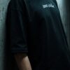 Justizia Oversize T-Shirt von vorn getragen, gestickte Wordmark auf der Brust