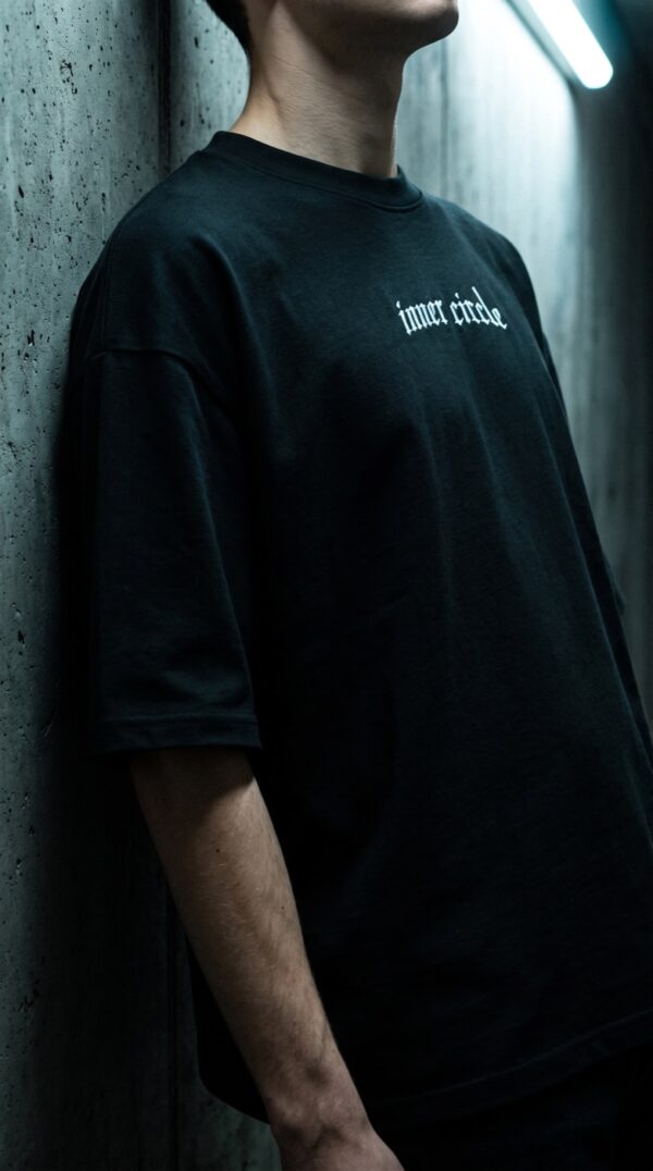 Justizia Oversize T-Shirt von vorn getragen, gestickte Wordmark auf der Brust