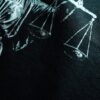 Detailaufnahme des DTG-Drucks, Waage der Justitia auf schwarzem Single Jersey