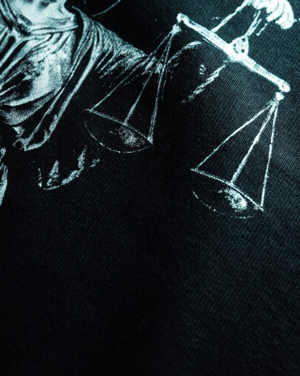 Detailaufnahme des DTG-Drucks, Waage der Justitia auf schwarzem Single Jersey